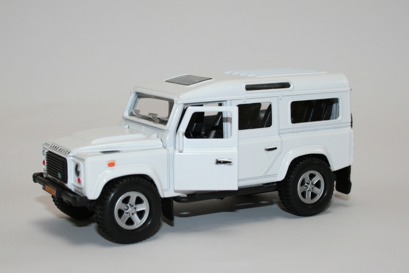 Die Cast Pull-Back Land Rover Defender - White
